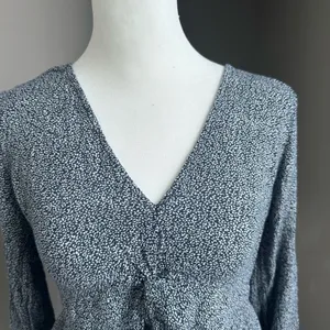 Hollister Babydoll Top Blue‎ Ditsy Floral V-Neck Y2K Coquette thumbnail 3