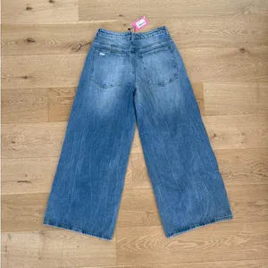 Edikted - Ripped Low Rise Baggy Wide leg Jeans in Blue thumbnail 4