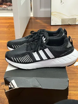 Adidas Women’s Sneakers Black White thumbnail 4