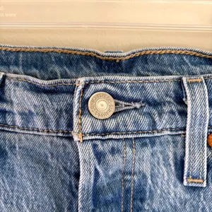 Levis 501 S High Rise Skinny Jeans Light Wash Raw Hem‎ Button Fly Denim 31x28 thumbnail 4