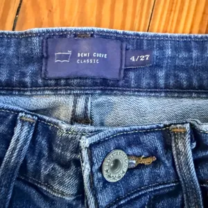 Levi's Demi Curve Classic Cropped Jeans Size 4/27 Low Rise Dark Wash thumbnail 7