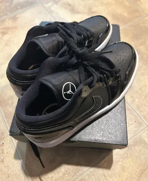 Nike Black and White Low-Top Athletic Sneakers thumbnail 1
