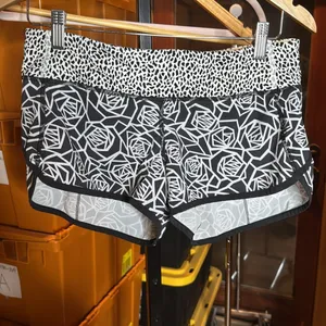 Lululemon Speed Short 2.5” Black White Geometric Running Shorts Size 6 thumbnail 2