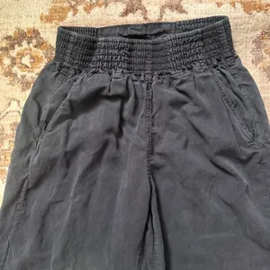 MOTHER The Bingo Fray Cropped Wide Leg in Faded Black Linen Blend thumbnail 6