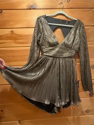 Lulu's Metallic Gold Plisse Long Sleeve Backless Romper size Small NWT thumbnail 4