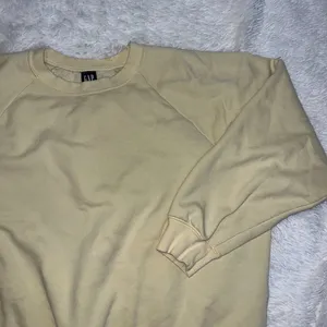 GAP Crewneck Sweater in Pale Yellow size XL Sweatshirt thumbnail 1
