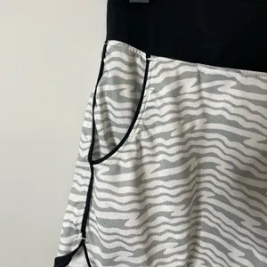 Nike Dri Fit Black Gray Athletic Shorts Swoosh Logo Women’s Large Excellent Cond thumbnail 3