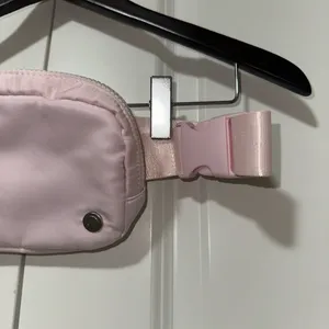 Yogalicious Soft Adjustable Lightweight Belt Bag OS thumbnail 3