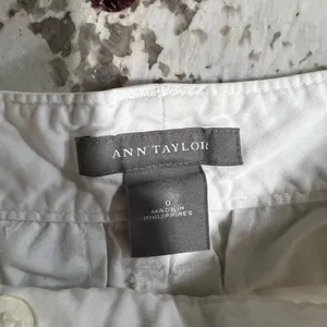 Women’s Ann Taylor White Bermuda Shorts Size 0 thumbnail 3