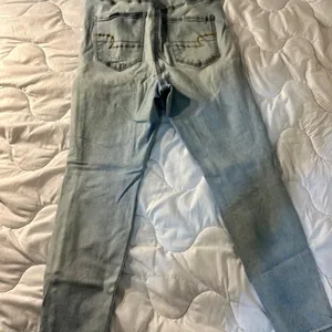 Light-Wash American Eagle Jeans Size 10 Inseam 25 inches thumbnail 2