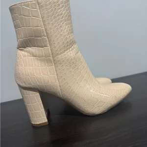 Cowboy TOP Moda Textured Cream Ankle Booties thumbnail 7