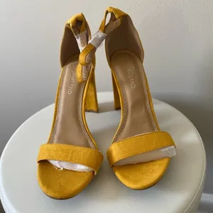 Mustard Yellow Block Heel Ankle Tie Sandals Size 9 NWT thumbnail 2