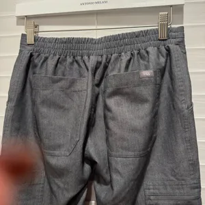 FIGS Technical Kade Scrub Pants Women's Charcoal Grey Cargo Drawstring‎ XXS thumbnail 2