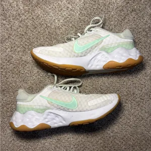 Nike Women’s Renew sneakers Women’s 6 Mint and White running thumbnail 4