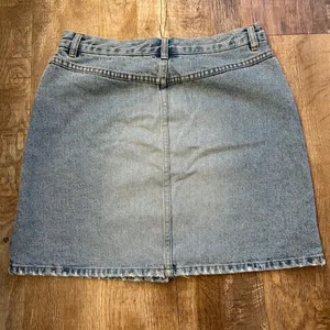 Moda International short Jean skirt, button down, women size 8 light denim thumbnail 3