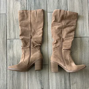 Universal Threads Tan Heeled Boots thumbnail 4