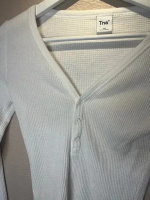 Aritzia TNA Women’s White Waffle knit V neck Henley top Size XXS thumbnail 6
