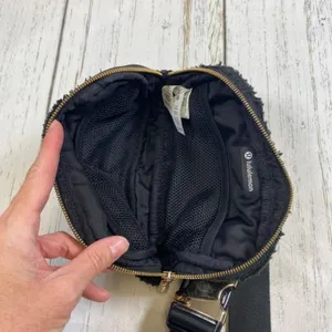 Lululemon Everywhere Belt Bag Black Fleece Sherpa with Gold Hardware 1L thumbnail 8