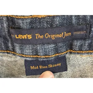 Levi’s Mid Rise Skinny Jeans Women's Size 8M Medium Wash Blue Great Condition‎ thumbnail 5