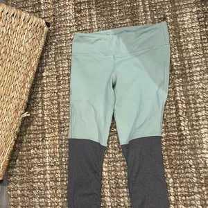 ALO Two Toned Grey Green Ribbed Workout Leggings Size Small thumbnail 3