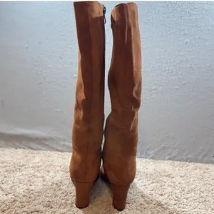 1411 | Modatope‎ VIUGJNEX Cognac Faux Suede Block Heel Pointed Toe Boots 9W thumbnail 5