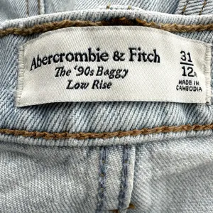 Abercrombie & Fitch The 90s Baggy Low Rise Jeans Button Light Wash Blue 31/12 thumbnail 4