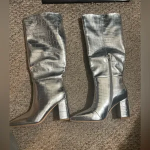 Amazon Brand new knee high sliver boots size 7 thumbnail 5