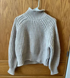 H&M Sweater thumbnail 2