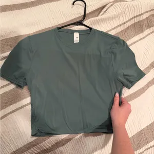 Lululemon Crewneck Cropped T-Shirt in Medium Forest thumbnail 7