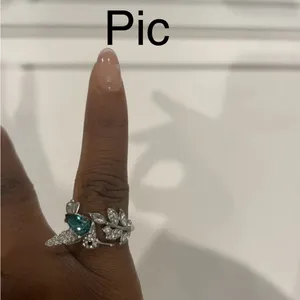 Elegant Silver Tone Hummingbird Rhinestone Ring with Green Gemstone thumbnail 8