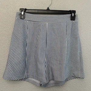 NWT BCBGMaxazria High Waisted Blue‎ & White Striped Shorts Size Medium thumbnail 3
