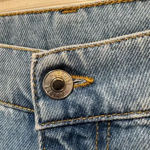 MOSCHINO COUTURE Light Wash Nailhead‎ Studded Jeans Size 8 thumbnail 6
