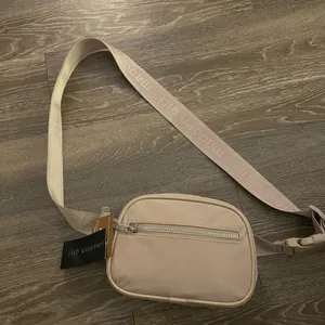 NWT madden girl Solid Fanny Pack in pale pink. thumbnail 3