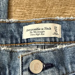Abercrombie & Fitch Ultra High Rise 90s Straight Jeans Size 27 4R thumbnail 2