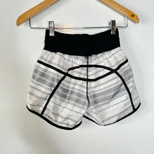 Lululemon Tracker Short II 2-way‎ Stretch Mini Groovy Stripe Dune Size 4 thumbnail 2