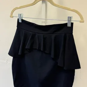 Bebe 2010s Black Peplum Mini Skirt XS Stretchy Bodycon Ruffle Made in USA thumbnail 4