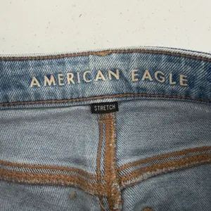 American Eagle Mom Jeans‎ Light Wash Distressed Ripped Denim Womens 6 Stretch thumbnail 8