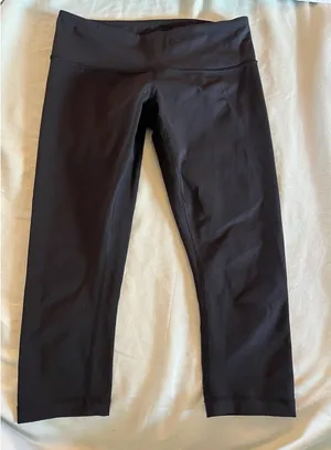 Lululemon Black Simple Cropped Mid Rise Leggings Size 8 20 in long, 28 in waist thumbnail 1