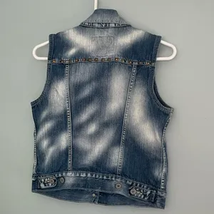 Levi’s Young Crop Trucker Denim Vest Sz M thumbnail 4