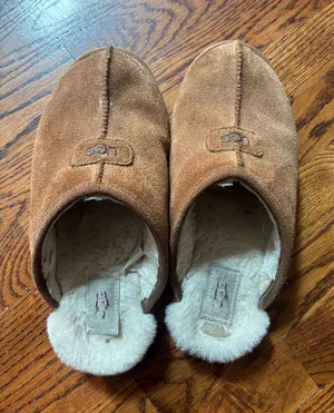 UGG Women’s Slippers thumbnail 1