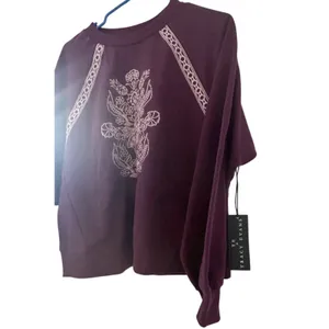 Tracy Evans NWT Plum Purple Boho Embroidered Crewneck Sweatshirt Floral Lace M thumbnail 2