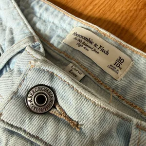 Abercrombie & Fitch Curve Love High Rise 90s Relaxed Jean Size 30 thumbnail 5