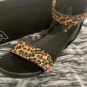 Women's Leopard Sandals Size 7.0 thumbnail 1