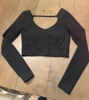 Gilly Hicks Hollister Size Small NWOT Long Sleeve Crop Too with Built in Bra thumbnail 1