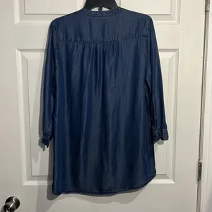 Intro. Women’s denim/Chambrey blouse with a V-neck & front pocket. Size Medium thumbnail 6
