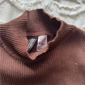 Divided S BROWN TURTLE NECK LONG SLEEVE SWEATER CROP TOP thumbnail 2