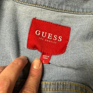 Guess Women’s Size Large Boyfriend Denim Jean Jacket With Logo Stripe Sleeves thumbnail 6
