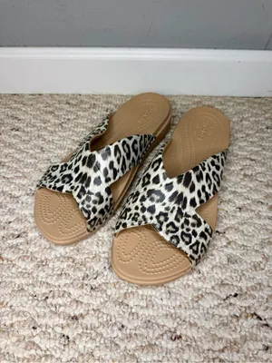 CROCS Women's Sloane Graphic X-Strap Slide Sandal in Leopard Print Size 10 thumbnail 2