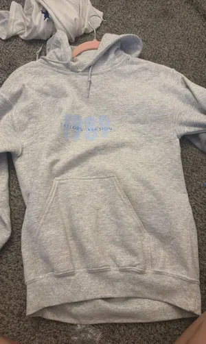 Taylor Swift 1989 Sweatshirt thumbnail 1