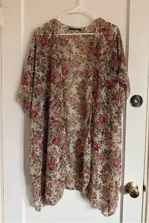Brandy Melville Floral Sheer Kimono – Cream, Pink, Green thumbnail 1